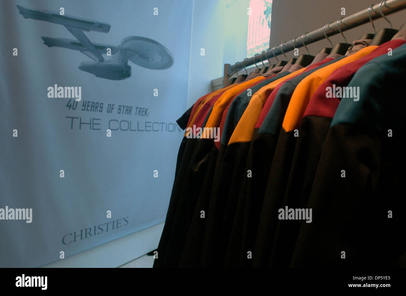 Set 29, 2006; Manhattan, NY, STATI UNITI D'AMERICA; in celebrazione del quarantesimo anniversario di Star Trek Christie's terrà un asta ufficiale di Star Trek di elementi da archivi di CBS Paramount studi televisivi. Gli elementi includono il materiale da tutte le Star Trek serie televisive e film, tra cui costumi, puntelli, set di fasciature, modelli di Starship Enterprise e varie nave aliena Foto Stock