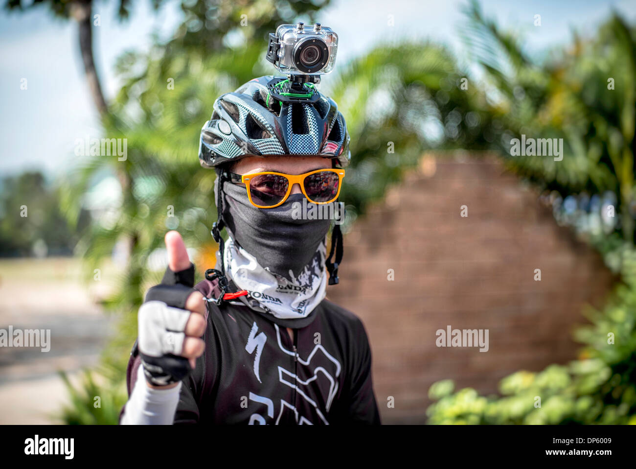 Fotocamera GoPro. Concorrente in bicicletta che indossa una videocamera  digitale GoPro Hero 3 montata su casco per registrare il suo evento.  Thailandia S. E. Asia Foto stock - Alamy