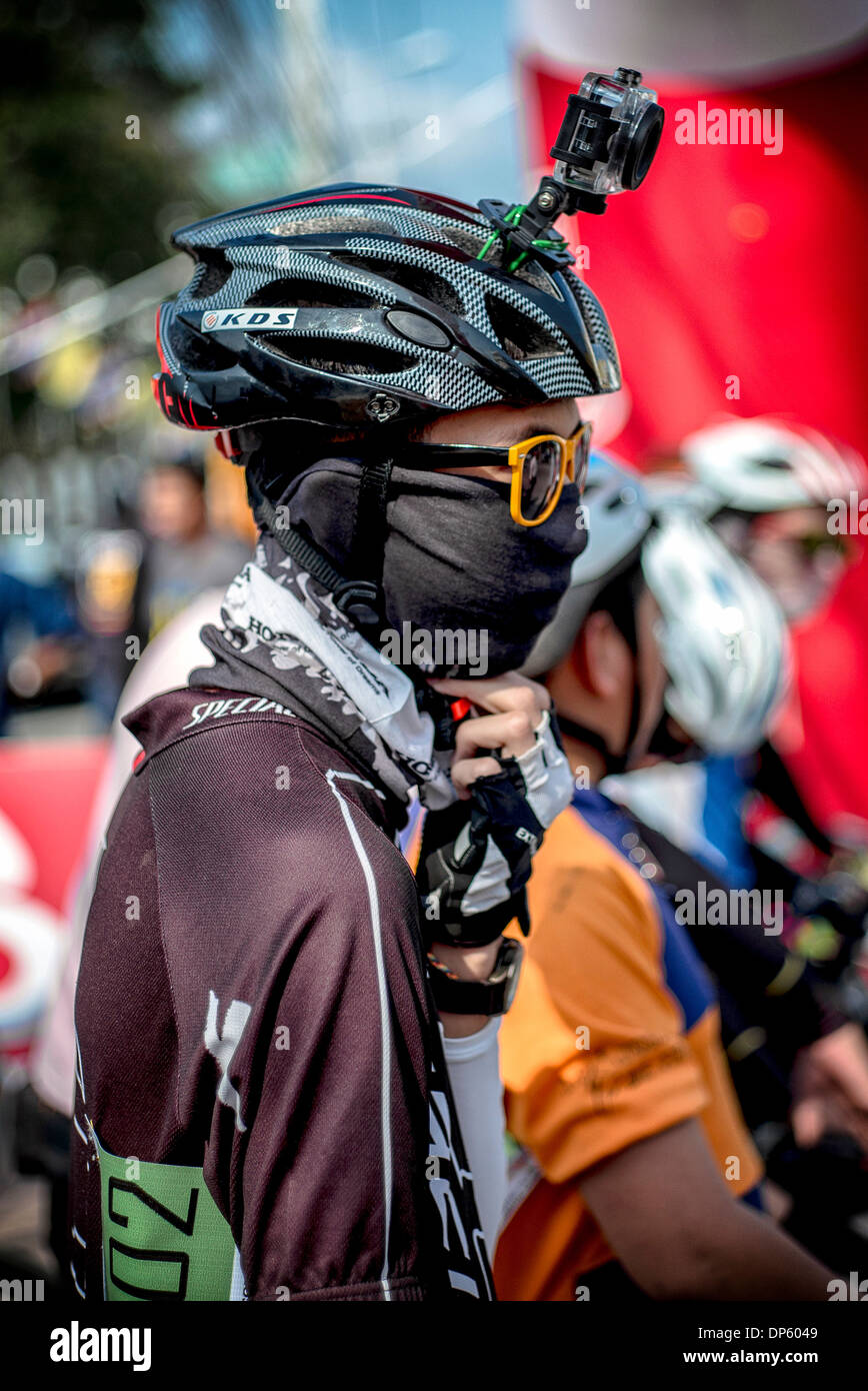 Fotocamera GoPro. Concorrente in bicicletta che indossa una videocamera  digitale GoPro Hero 3 montata su casco per registrare il suo evento.  Thailandia S. E. Asia Foto stock - Alamy
