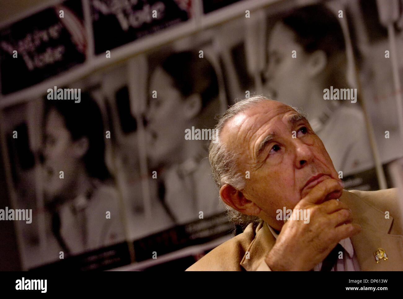 02 ott 2006; Sacramento, CA, Stati Uniti d'America; Colorado Senator BEN NIGHTHORSE CAMPBELL ascolta durante una conferenza stampa per sollecitare i nativi americani a votare. Il Congresso Nazionale degli indiani americani, le nazioni più forti dei diritti civili gruppo, si tiene il convegno annuale di Sacramento di questa settimana. Relatori sono keynote speaker Segretario degli Interni Dirk Kempthorne e Senatore Colo. Ben Foto Stock