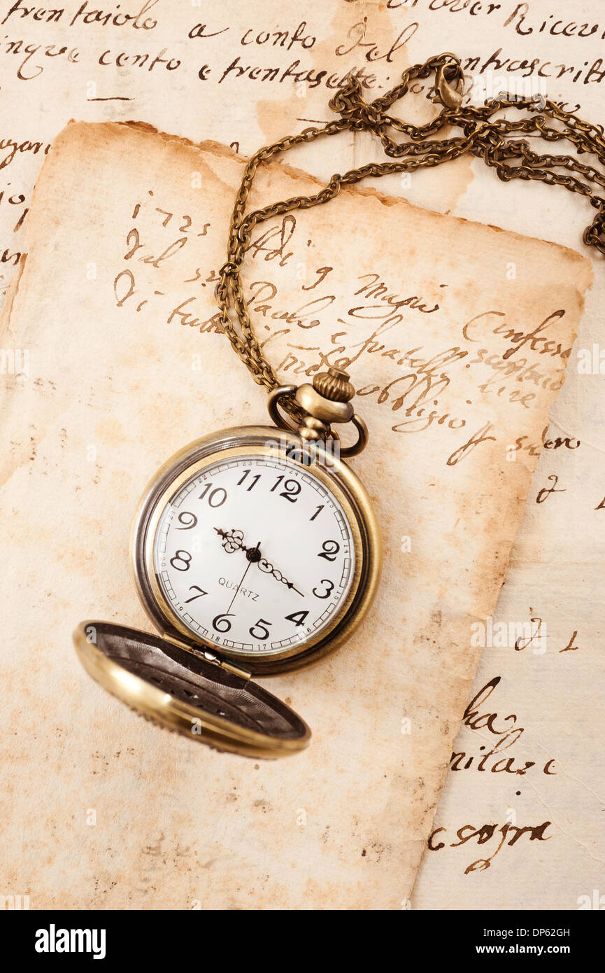 Vintage orologio da tasca su sfondo manoscritto Foto stock - Alamy