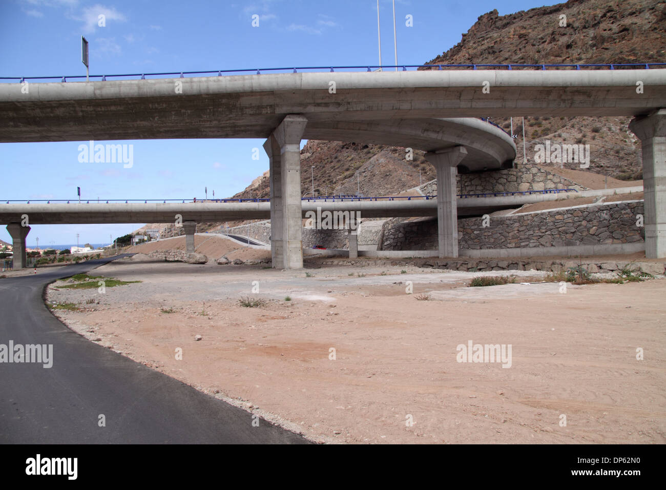 Recentemente costruito il cavalcavia sul nuovo sistema stradale su Gran Canaria Foto Stock