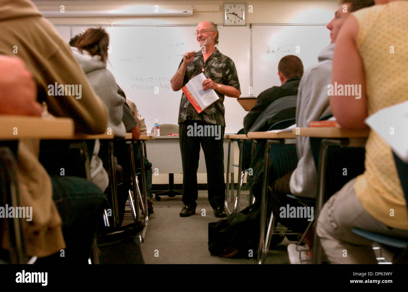 Oct 05, 2006; San Marcos, CA, Stati Uniti d'America; Palomar College maestro Eduardo PEIXOTO insegnato alla sua classe spagnolo giovedì mattina. PEIXOTO e compagno maestro MARTHA EVANS sono a capo di due programmi di studio all'estero per Palomar College. Credito: Foto di Don Kohlbauer/SDU-T/ZUMA premere. (©) Copyright 2006 by SDU-T Foto Stock