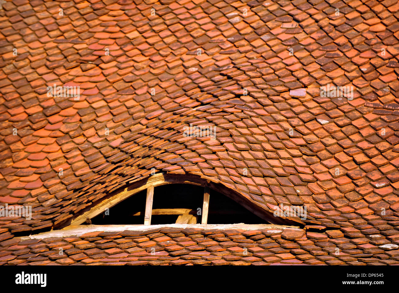 Architettura dettaglio mansarda con finestra e vecchio tetto tegola Foto Stock