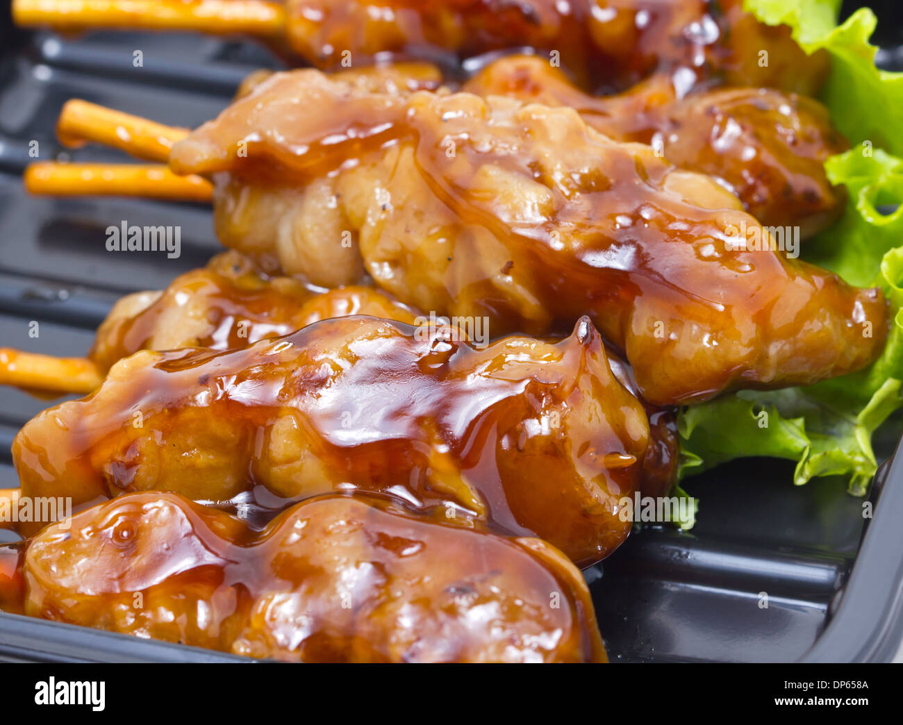 Pollo teriyaki spiedini con inblack vassoio. Foto Stock