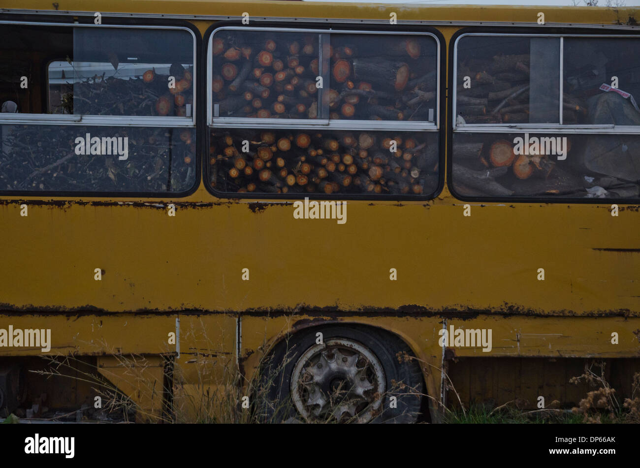 Unione Sovietica vecchio autobus gialli in Yerevan Foto Stock