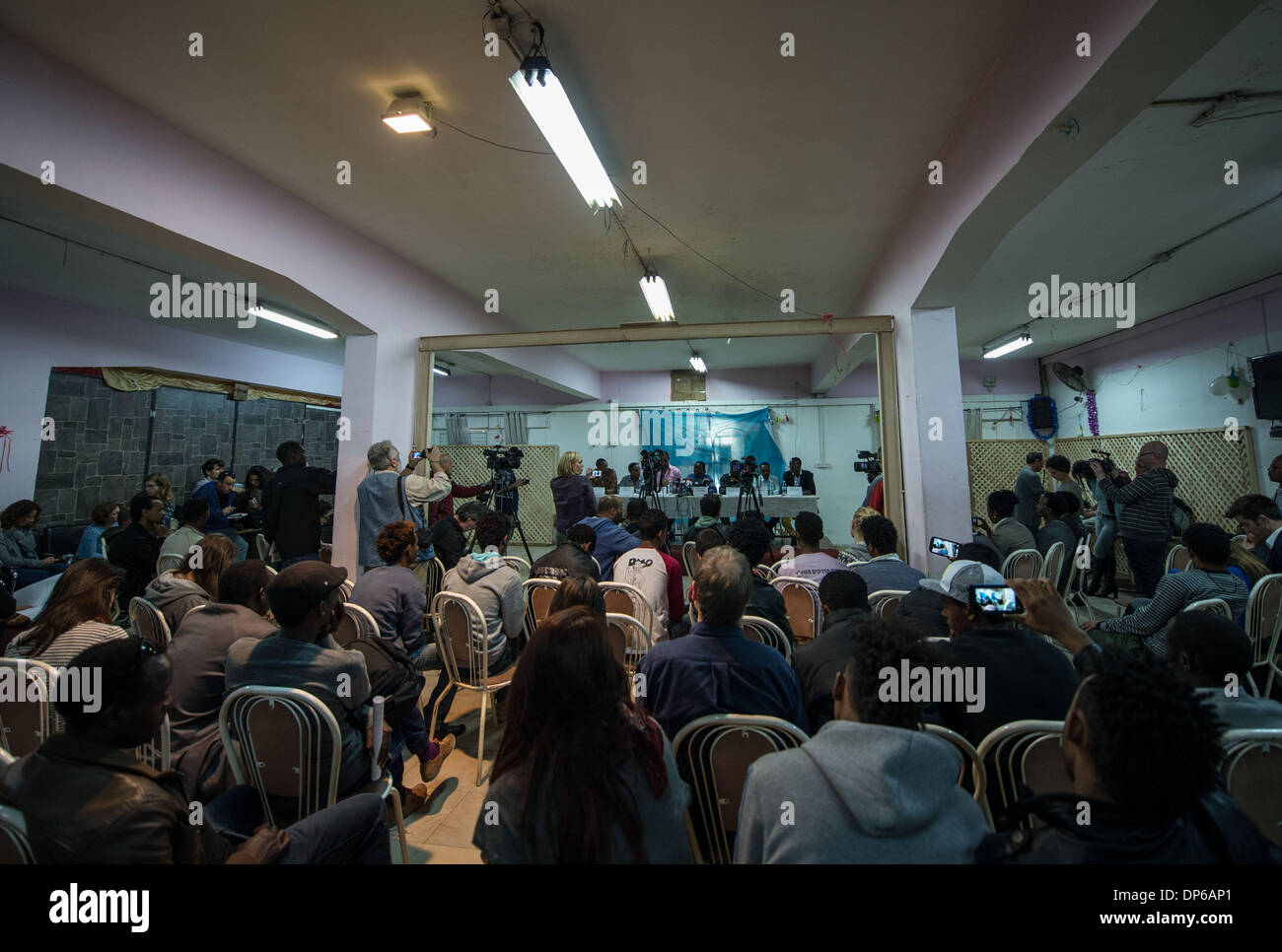 Tel Aviv, Israele . 07Th gen, 2014. Conferenza stampa con i richiedenti asilo africani a Tel Aviv, Israele, il 7 gennaio 2014. I richiedenti asilo in Israele hanno detto che continueranno a colpire fino a ulteriore avviso, come la loro lotta per i diritti dei profughi entra nel suo terzo giorno, rappresentanti di comunità ha detto martedì in una conferenza stampa a Tel Aviv. Decine di migliaia di richiedenti asilo sono in sciopero dal Domenica. Essi hanno preso per le strade di Tel Aviv e hanno marciato per Stati Uniti Credito: Xinhua/Alamy Live News Foto Stock