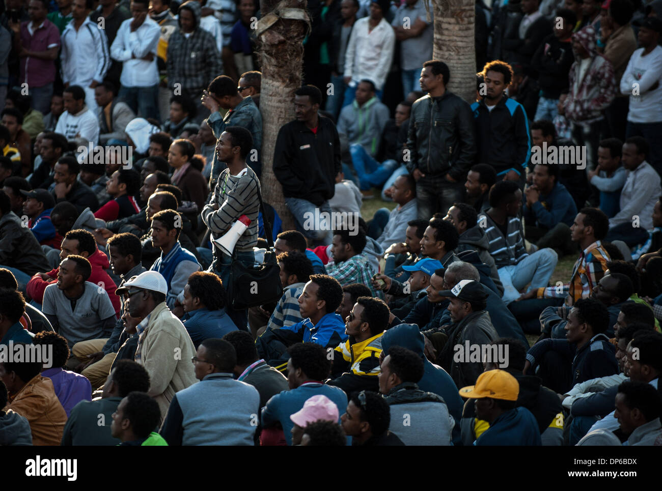 Tel Aviv, Israele . 07Th gen, 2014. I richiedenti asilo africani frequentare un rally a Tel Aviv, Israele, il 7 gennaio 2014. I richiedenti asilo in Israele hanno detto che continueranno a colpire fino a ulteriore avviso, come la loro lotta per i diritti dei profughi entra nel suo terzo giorno, rappresentanti di comunità ha detto martedì in una conferenza stampa a Tel Aviv. Decine di migliaia di richiedenti asilo sono in sciopero dal Domenica. Essi hanno preso per le strade di Tel Aviv e hanno marciato per Stati Uniti Credito: Xinhua/Alamy Live News Foto Stock