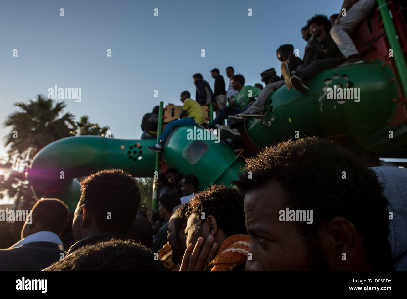 Tel Aviv, Israele . 07Th gen, 2014. I richiedenti asilo africani frequentare un rally a Tel Aviv, Israele, il 7 gennaio 2014. I richiedenti asilo in Israele hanno detto che continueranno a colpire fino a ulteriore avviso, come la loro lotta per i diritti dei profughi entra nel suo terzo giorno, rappresentanti di comunità ha detto martedì in una conferenza stampa a Tel Aviv. Decine di migliaia di richiedenti asilo sono in sciopero dal Domenica. Essi hanno preso per le strade di Tel Aviv e hanno marciato per Stati Uniti Credito: Xinhua/Alamy Live News Foto Stock