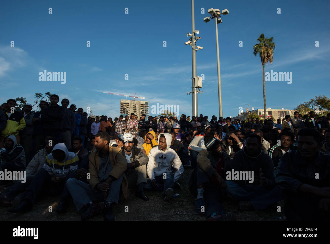 Tel Aviv, Israele . 07Th gen, 2014. I richiedenti asilo africani frequentare un rally a Tel Aviv, Israele, il 7 gennaio 2014. I richiedenti asilo in Israele hanno detto che continueranno a colpire fino a ulteriore avviso, come la loro lotta per i diritti dei profughi entra nel suo terzo giorno, rappresentanti di comunità ha detto martedì in una conferenza stampa a Tel Aviv. Decine di migliaia di richiedenti asilo sono in sciopero dal Domenica. Essi hanno preso per le strade di Tel Aviv e hanno marciato per Stati Uniti Credito: Xinhua/Alamy Live News Foto Stock