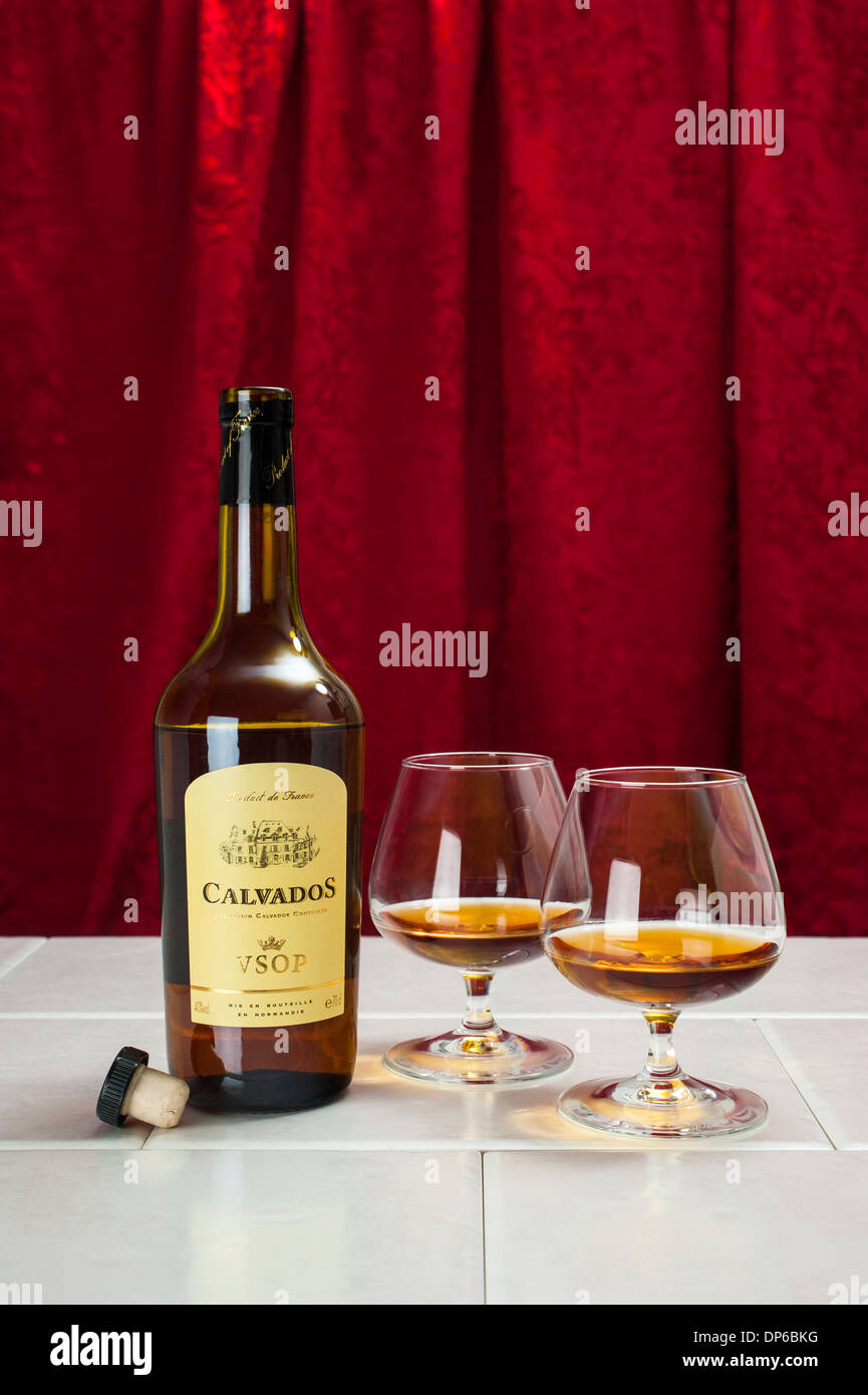 Bottiglia di Calvados calvados con due bicchieri Foto Stock