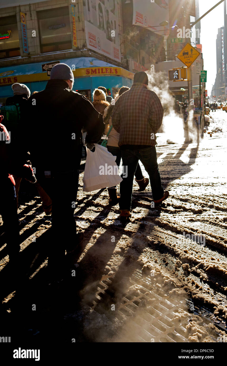 Pedoni che attraversano la strada di New York in una mattinata d'inverno. Foto Stock