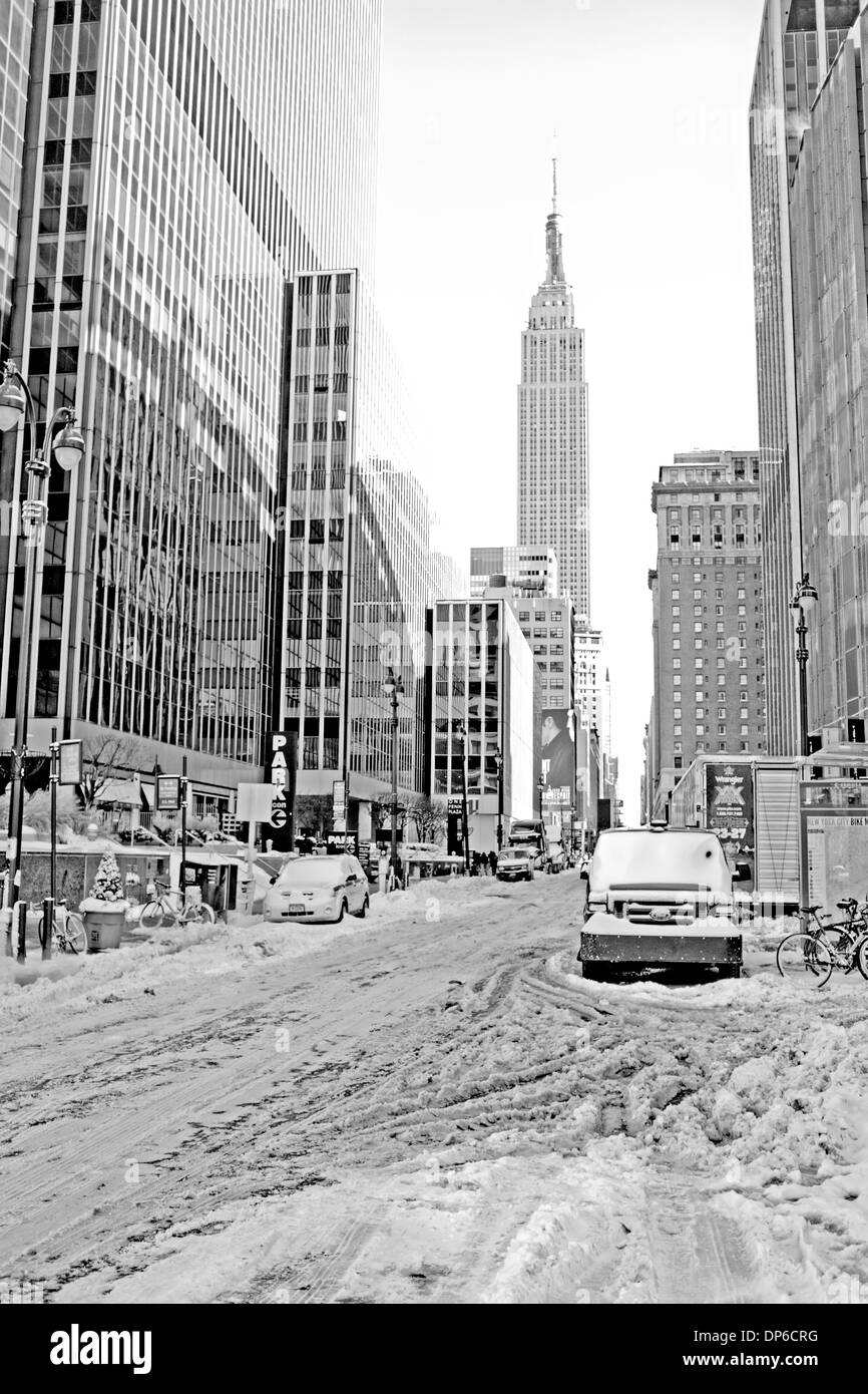 Foto in bianco e nero di New York dopo una caduta di neve, con l'Empire State Building in background. Foto Stock
