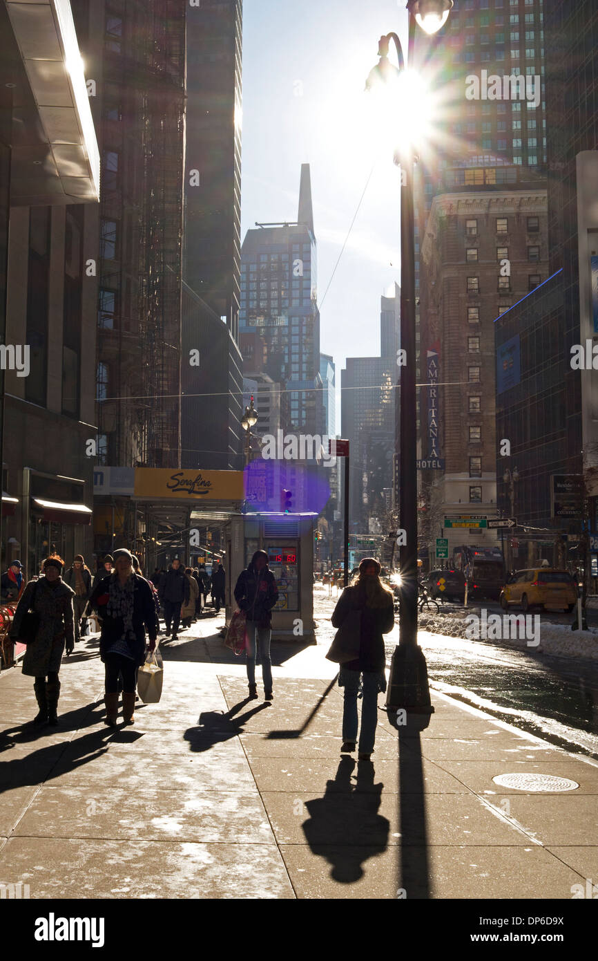 Basso sole invernale nella Città di New York getta ombre lunghe. Foto Stock