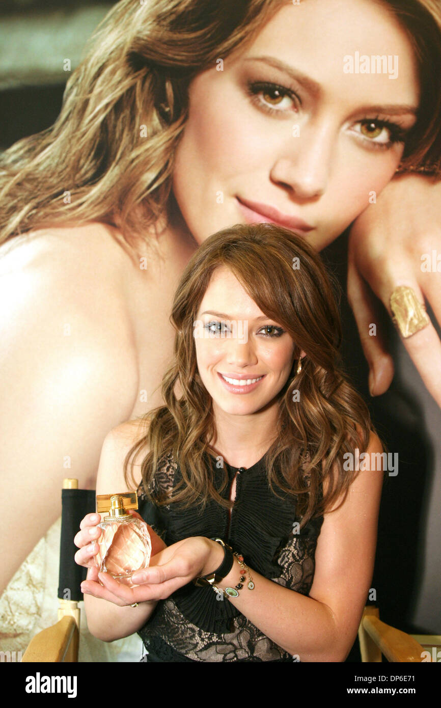 Oct 12, 2006; Costa Mesa, CA, Stati Uniti d'America; Hilary Duff promuove la sua nuova fragranza "con l'amore" a Macy's presso il South Coast Plaza in Orange County. Credito: foto di Jonathan Alcorn/ZUMA premere. (©) Copyright 2006 by Jonathan Alcorn Foto Stock