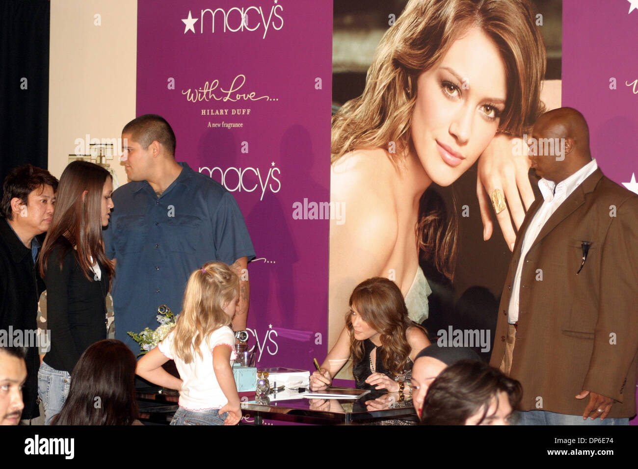 Oct 12, 2006; Costa Mesa, CA, Stati Uniti d'America; Hilary Duff promuove la sua nuova fragranza "con l'amore" a Macy's presso il South Coast Plaza in Orange County. Credito: foto di Jonathan Alcorn/ZUMA premere. (©) Copyright 2006 by Jonathan Alcorn Foto Stock