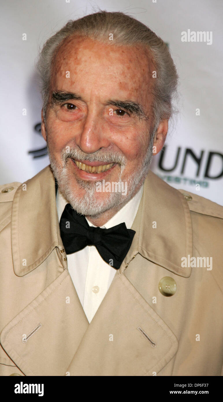 Oct 14, 2006; New York, NY, STATI UNITI D'AMERICA; attore CHRISTOPHER LEE presso gli arrivi per il 2006 donne del mondo Awards tenutosi presso la sala da ballo Hammerstein. Credito: Foto di Nancy Kaszerman/ZUMA premere. (©) Copyright 2006 by Nancy Kaszerman Foto Stock