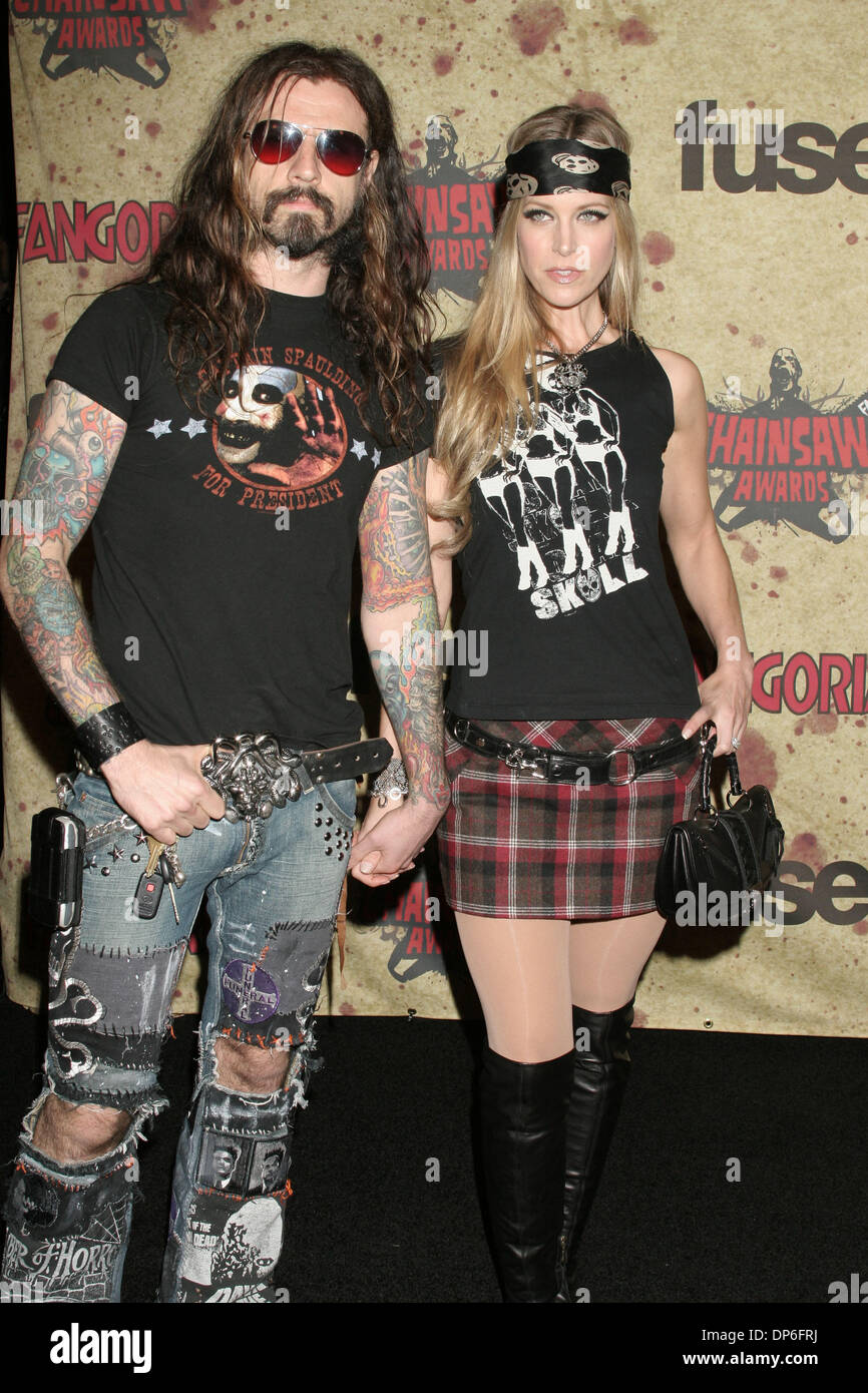 Oct 15, 2006; Los Angeles, CA, Stati Uniti d'America; ROB ZOMBIE e SHERI MOON ZOMBIE al fusibile Fangoria Chainsaw Awards - Gli arrivi presso il Teatro Orpheum. Credito: Foto di Paul Fenton/ZUMA KPA.. (©) Copyright 2006 by Paolo Fenton Foto Stock