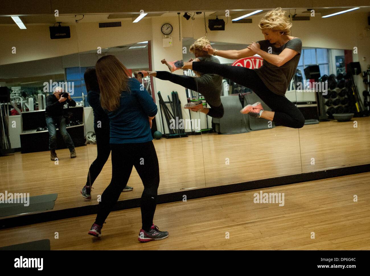 Manhattan, New York, Stati Uniti d'America. Il 7 gennaio, 2014. Stuntwoman-girare-star ZOÃ' CAMPANA (chi è raddoppiato in ''Xena WARRIOR PRINCESS'' e ''Kill Bill'') dimostra il suo talento a Wall Street New York Sports Club Martedì, 7 gennaio 2014. ZoÃ" stelle nel nuovo film ''Raze'', nei teatri il 10 gennaio, 2014. Credito: Bryan Smith/ZUMAPRESS.com/Alamy Live News Foto Stock