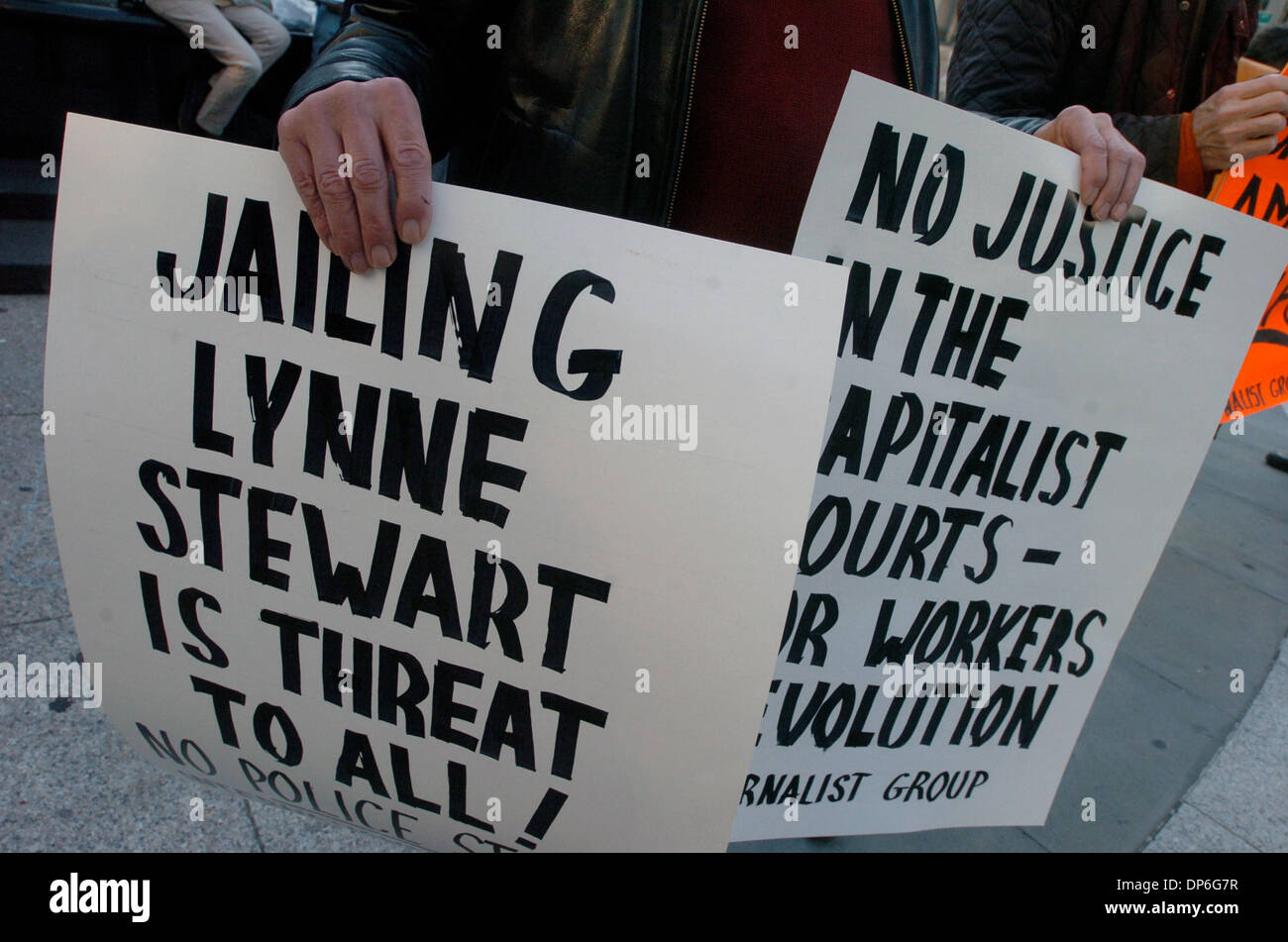 Oct 16, 2006; Manhattan, NY, STATI UNITI D'AMERICA; Diritti Umani attorney Lynne Stewart è condannato a 28 mesi di prigione federale presso la sua condanna di audizione a Manhattan Corte Federale, Stewart è stato rilasciato in attesa di appello dopo la condanna di cospirazione e di fornire un sostegno materiale mentre si lavora per il suo cliente lo sceicco Omar Abdel Rahman, un cieco Egyption chierico che è stato condannato nel 1996 di plott Foto Stock