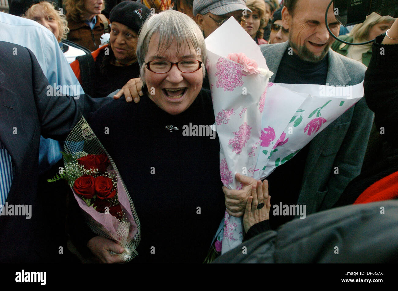 Oct 16, 2006; Manhattan, NY, STATI UNITI D'AMERICA; Diritti Umani attorney LYNNE Stewart è condannato a 28 mesi di prigione federale presso la sua condanna di audizione a Manhattan Corte Federale, Stewart è stato rilasciato in attesa di appello dopo la condanna di cospirazione e di fornire un sostegno materiale mentre si lavora per il suo cliente lo sceicco Omar Abdel Rahman, un cieco Egyption chierico che è stato condannato nel 1996 di plott Foto Stock