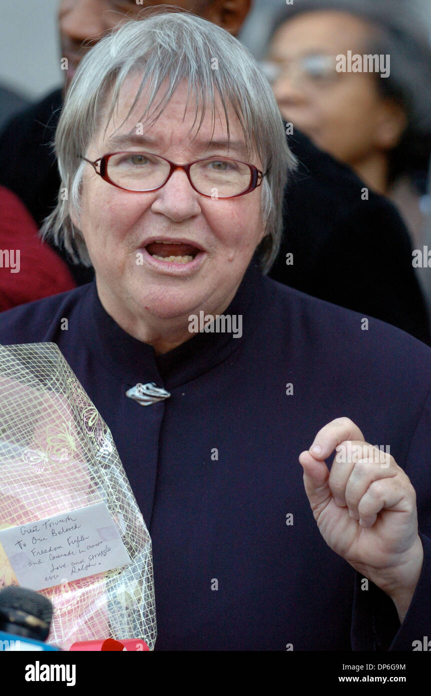 Oct 16, 2006; Manhattan, NY, STATI UNITI D'AMERICA; Diritti Umani attorney LYNNE Stewart è condannato a 28 mesi di prigione federale presso la sua condanna di audizione a Manhattan Corte Federale, Stewart è stato rilasciato in attesa di appello dopo la condanna di cospirazione e di fornire un sostegno materiale mentre si lavora per il suo cliente lo sceicco Omar Abdel Rahman, un cieco Egyption chierico che è stato condannato nel 1996 di plott Foto Stock