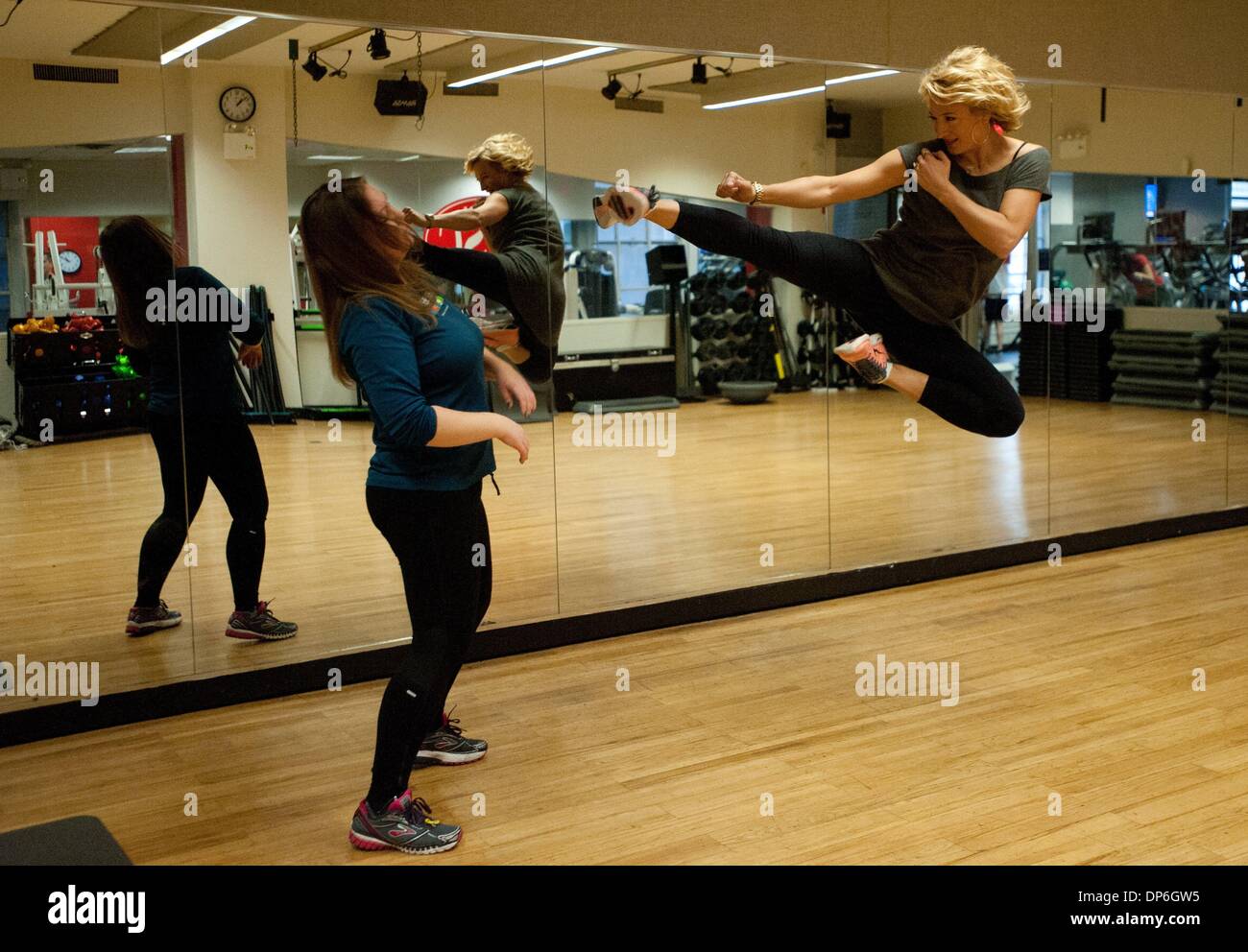 Manhattan, New York, Stati Uniti d'America. Il 7 gennaio, 2014. Stuntwoman-girare-star ZOE BELL (chi è raddoppiato in ''Xena WARRIOR PRINCESS'' e ''Kill Bill'') dimostra il suo talento a Wall Street New York Sports Club Martedì, 7 gennaio 2014. ZoÌÇ stelle nel nuovo film ''Raze'', nei teatri il 10 gennaio, 2014. Credito: Bryan Smith/ZUMAPRESS.com/Alamy Live News Foto Stock