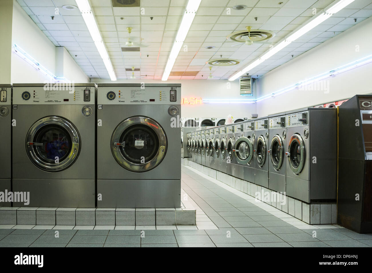 Lavanderie automatiche sono la quintessenza parte di qualsiasi grande città paesaggio: un elemento indispensabile per molti abitanti delle città' vita Foto Stock