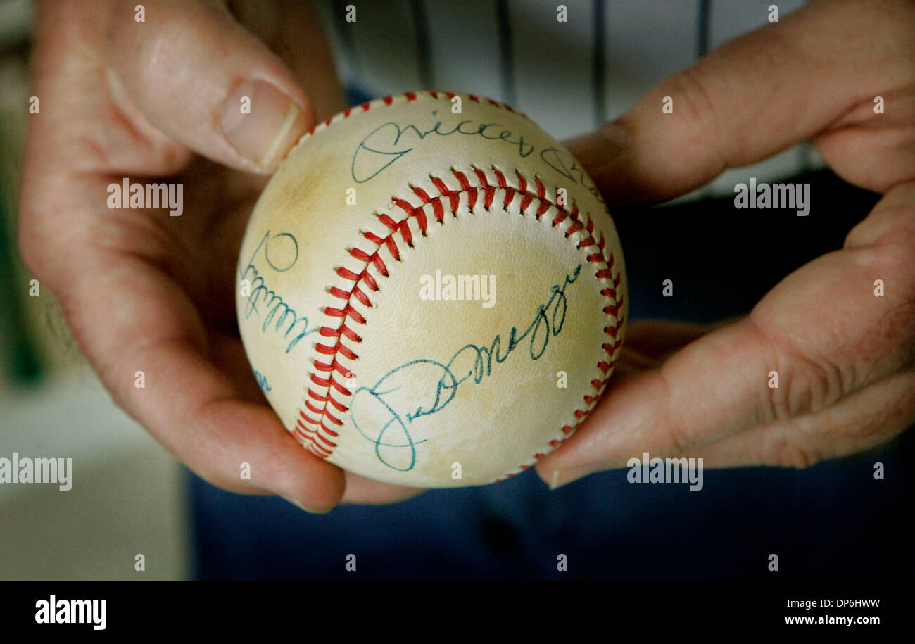 Oct 09, 2006; Rancho Bernardo, CA, Stati Uniti d'America; Tom Edwards ha tenuto un baseball con numerose Hall of Fame i giocatori le firme sul display con altri cimeli di baseball nel suo Rancho Bernardo home, 9 ottobre 2006. Credito: Foto di Dan Trevan/SDU-T/ZUMA premere. (©) Copyright 2006 by SDU-T Foto Stock