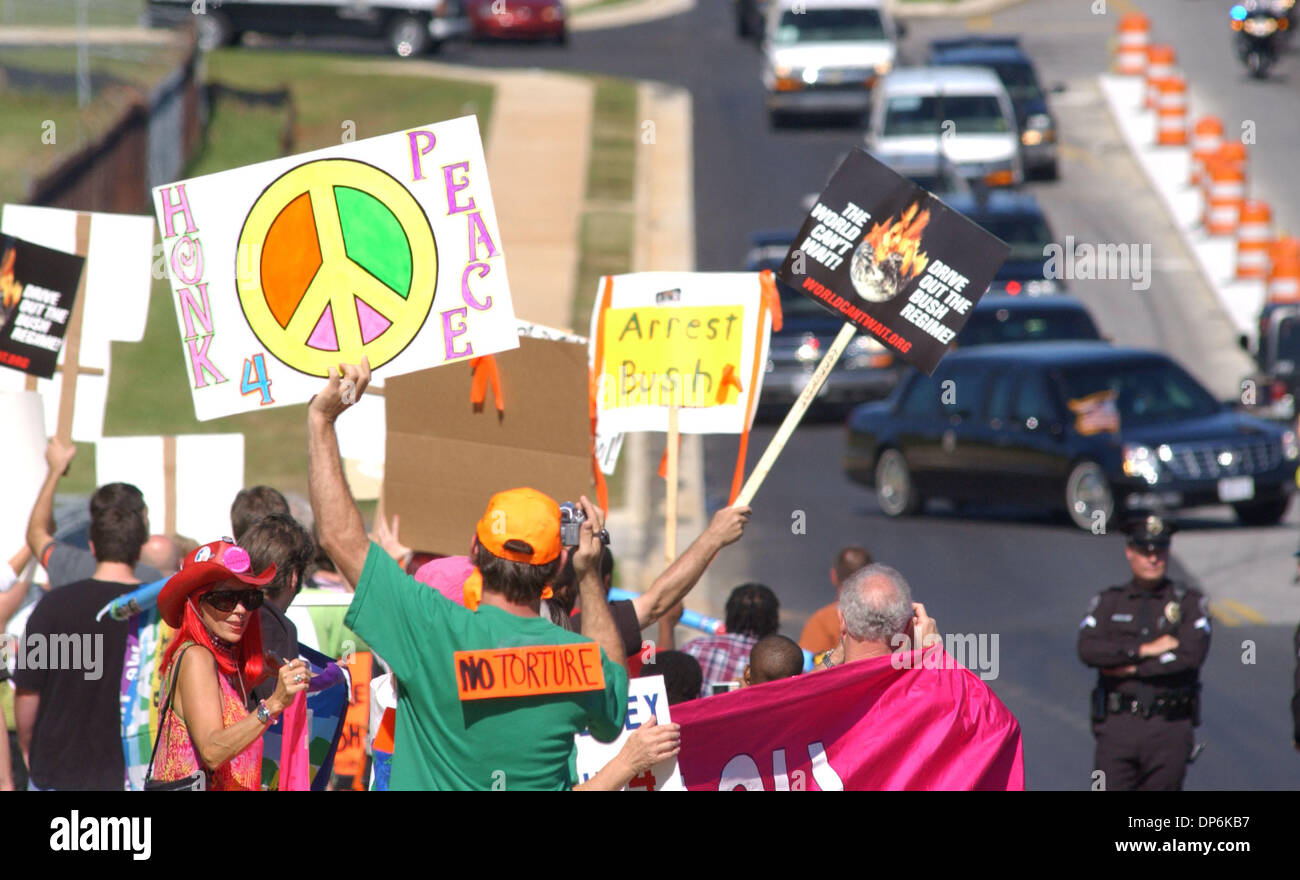 Oct 18, 2006; Greensboro, NC, Stati Uniti d'America; manifestanti raccogliere fuori Falkener scuola elementare come il Presidente del per il giro della Papamobile arriva durante la protesta in Greensboro, sponsorizzato da "Il mondo non può aspettare Organizzazione' insieme con altri enti regionali gruppi di protesta durante una visita del Presidente Bush per la zona. Credito: Foto di Sean Meyers/ZUMA premere. (©) Copyright 2006 by Sean Meyers Foto Stock