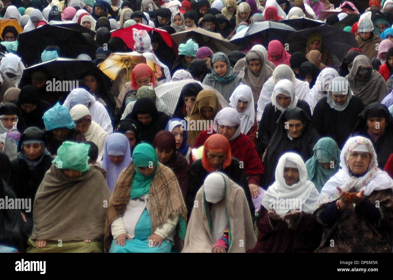 Oct 20, 2006; Srinagar Kashmir, INDIA; Kashmir donne musulmane pregare durante l'ultimo venerdì del mese del Ramadan alla Moschea Jamia a Srinagar, India. Milioni di musulmani di tutto il mondo sono anche osservando la notte santa di Lailatul Qadr, offrendo preghiere speciali e recitando il santo Corano. Credito: Foto di Altaf Zargar/ZUMA premere. (©) Copyright 2006 by Altaf Zargar Foto Stock