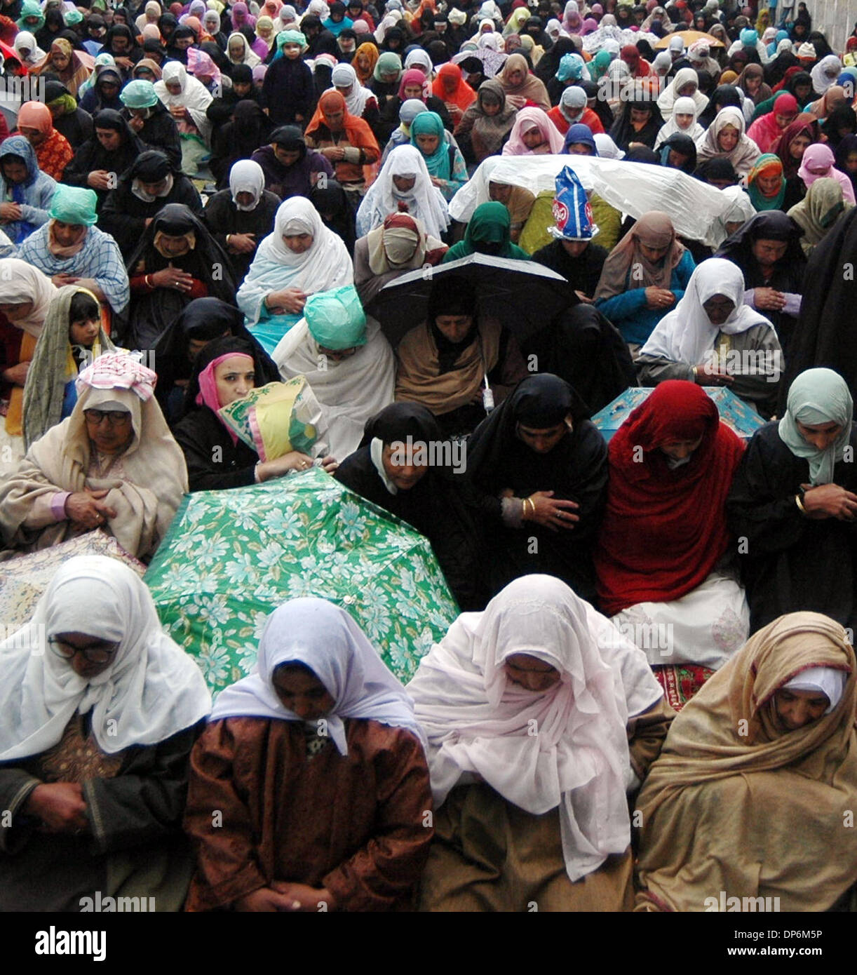 Oct 20, 2006; Srinagar Kashmir, INDIA; Kashmir donne musulmane pregare durante l'ultimo venerdì del mese del Ramadan alla Moschea Jamia a Srinagar, India. Milioni di musulmani di tutto il mondo sono anche osservando la notte santa di Lailatul Qadr, offrendo preghiere speciali e recitando il santo Corano. Credito: Foto di Altaf Zargar/ZUMA premere. (©) Copyright 2006 by Altaf Zargar Foto Stock