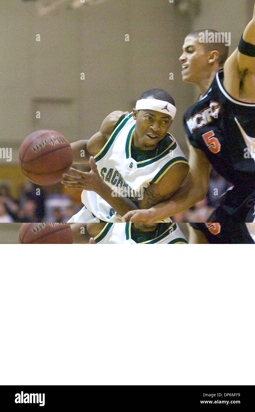 Stato di Sacramento Hornet Haron Hargrave rigidi attorno all Università del Pacifico Tiger Steffan Johnson nella seconda metà Mercoledì, 6 Dicembre 2007 a sac membro. I calabroni tirato fuori un entusiasmante lavoro straordinario vittoria 74-72. Il Sacramento Bee / Carl Costas Foto Stock