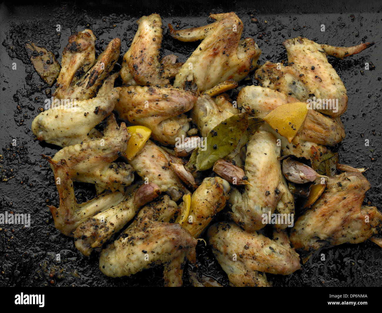 Ali di pollo con il pepe e la foglia di alloro, aglio e limone, cotta Foto Stock