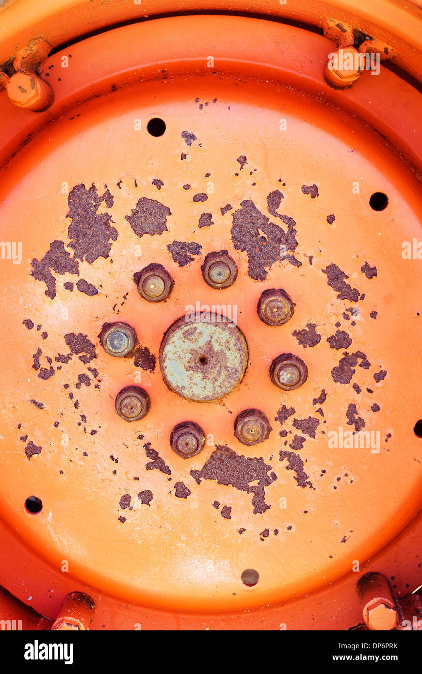 Bulloni in rosso del mozzo della ruota Foto Stock