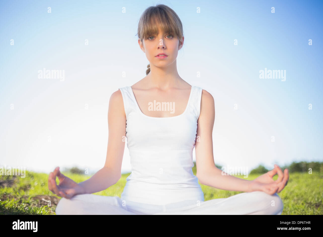 Naturale di giovane donna rilassante fare yoga Foto Stock