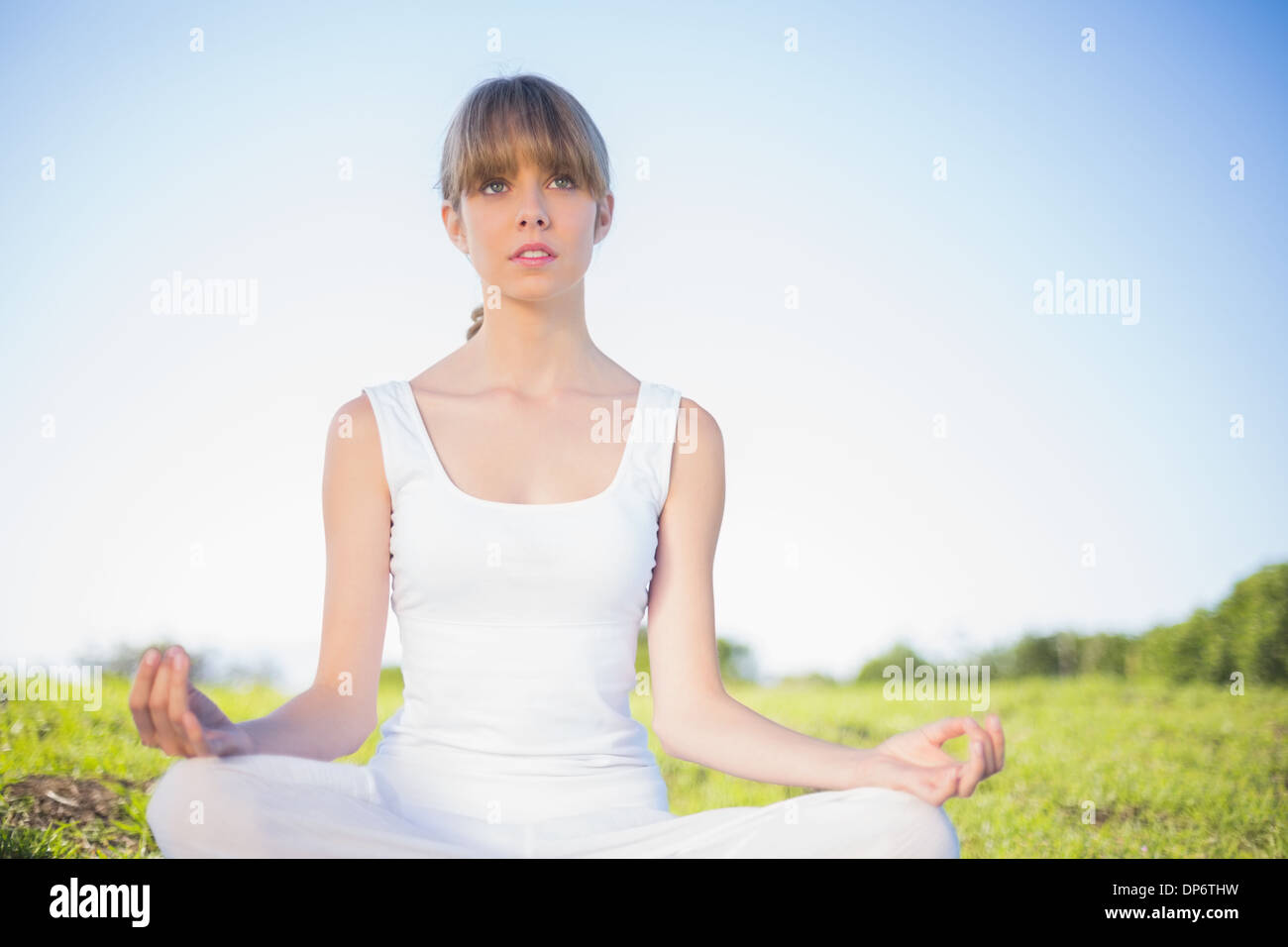 Naturale di giovane donna fare yoga Foto Stock