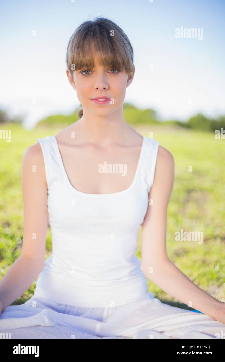 Naturale rilassato giovane donna fare yoga Foto Stock