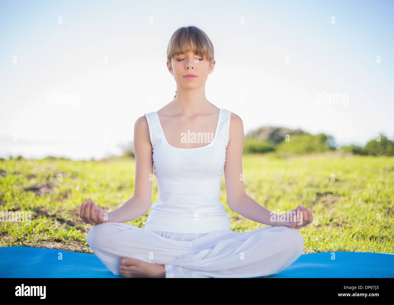 Contenuto naturale giovane donna fare yoga Foto Stock