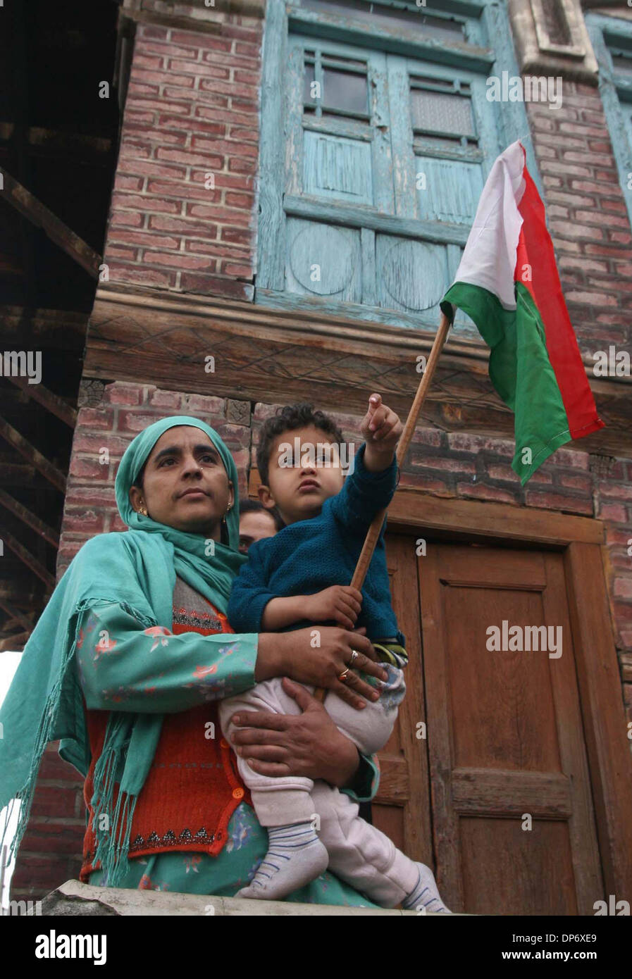 Oct 27, 2006; Srinagar Kashmir, INDIA; una femmina sostenitore del Kashmir contiene un flag per ex militante JKLF comandante Ahmed Farooq Bhat nella sua città natale di Srinagar dopo che egli è stato rilasciato da indiano prigione centrale in Kathau dopo aver servito per 17 anni. Credito: Foto di Altaf Zargar/ZUMA premere. (©) Copyright 2006 by Altaf Zargar Foto Stock