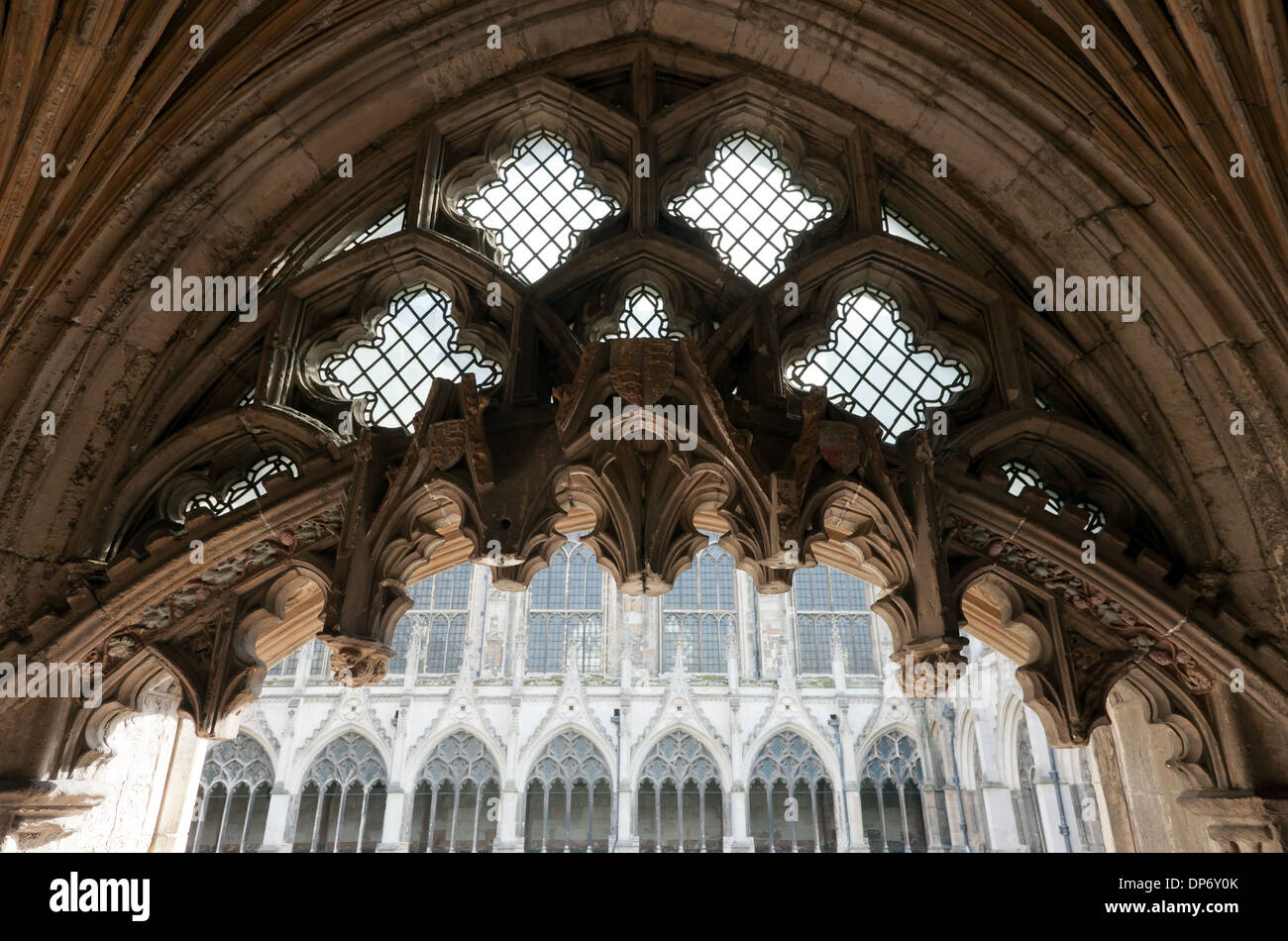 Close-up i dettagli della pietra intagliata-lavoro, facendo parte della coperta Colonnande nei chiostri, Cattedrale di Canterbury. Foto Stock