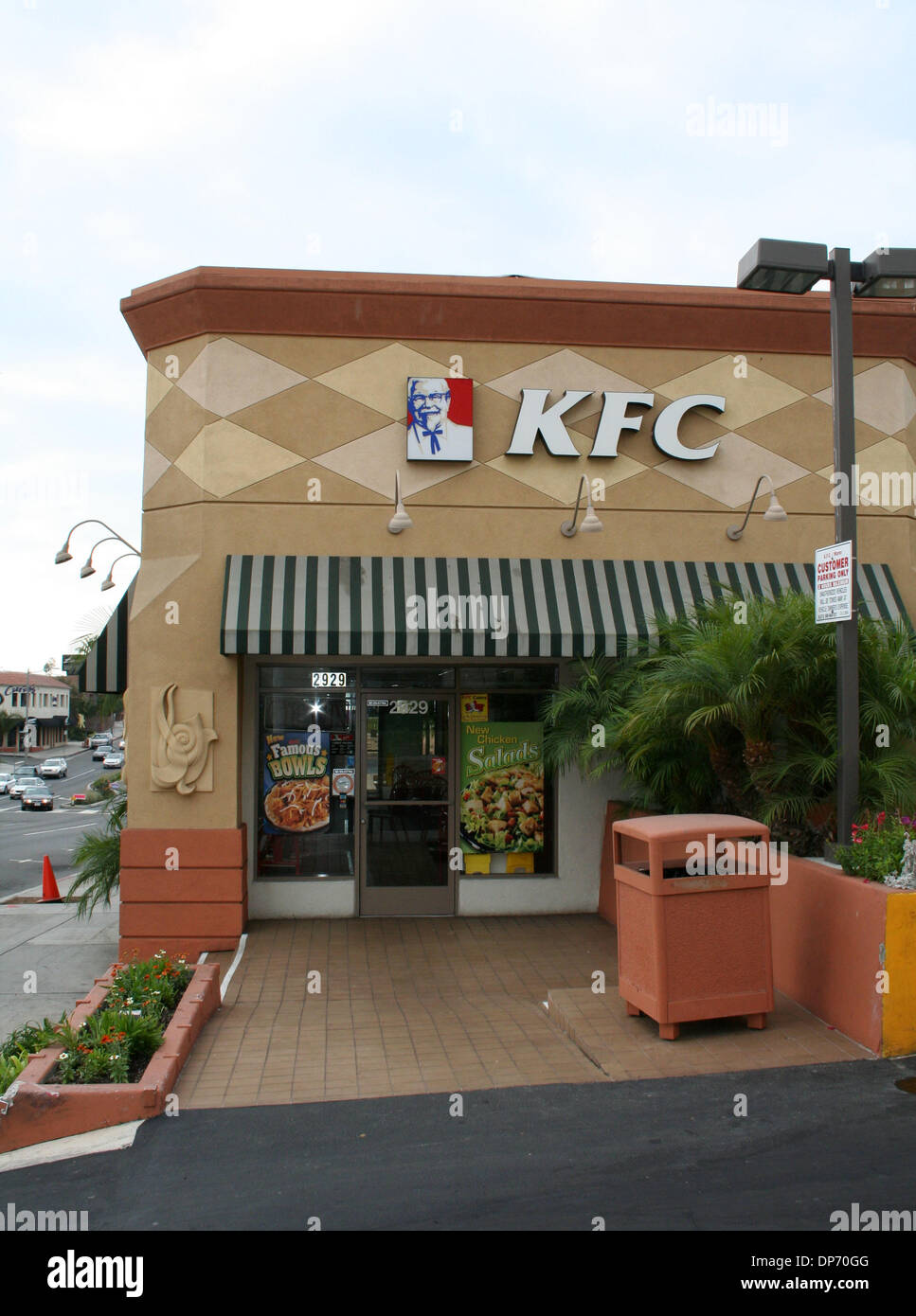 Oct 30, 2006; Corona del Mar, CA, Stati Uniti d'America; KFC Corp. detto lunedì si avvierà utilizzando zero grassi trans olio di semi di soia per la sua ricetta originale ed Extra croccanti di pollo fritto, Spicchi di patate e le altre voci di menu. La notizia ha preceduto il Consiglio di salute della prima udienza pubblica lunedì su un piano per rendere New York la prima città degli Stati Uniti di vietare i ristoranti da servire cibi artificiali contenenti grassi trans Foto Stock