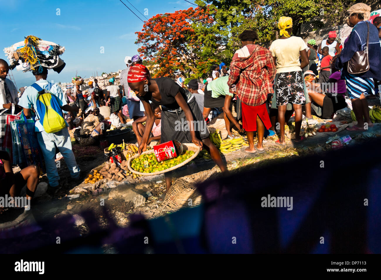 Una donna haitiana vende verdura sulla strada del mercato di Port-au-Prince, Haiti. Foto Stock