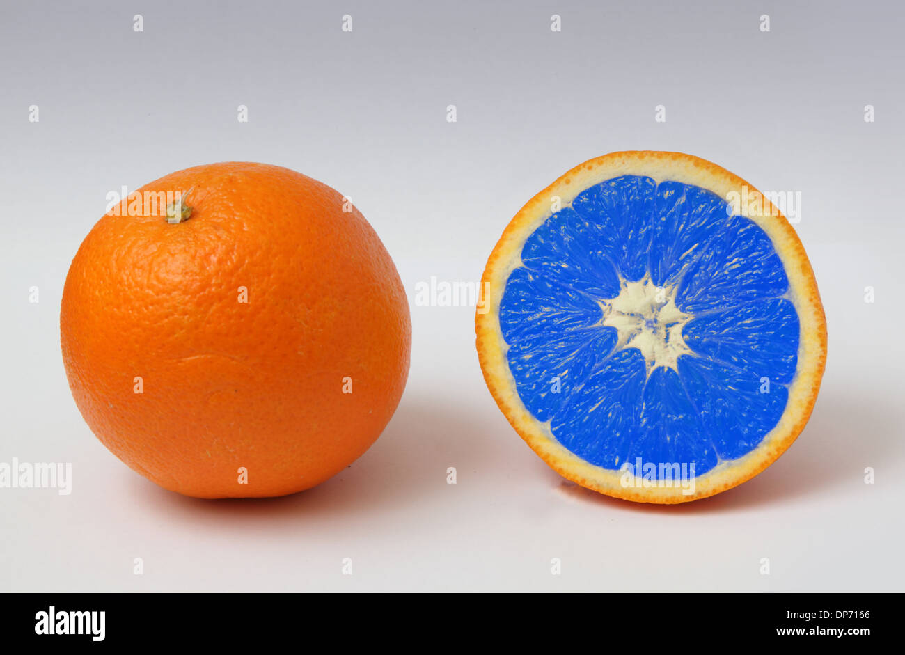 Un taglio orange ritoccate per mostrare un innaturale blu interni colorati Foto Stock