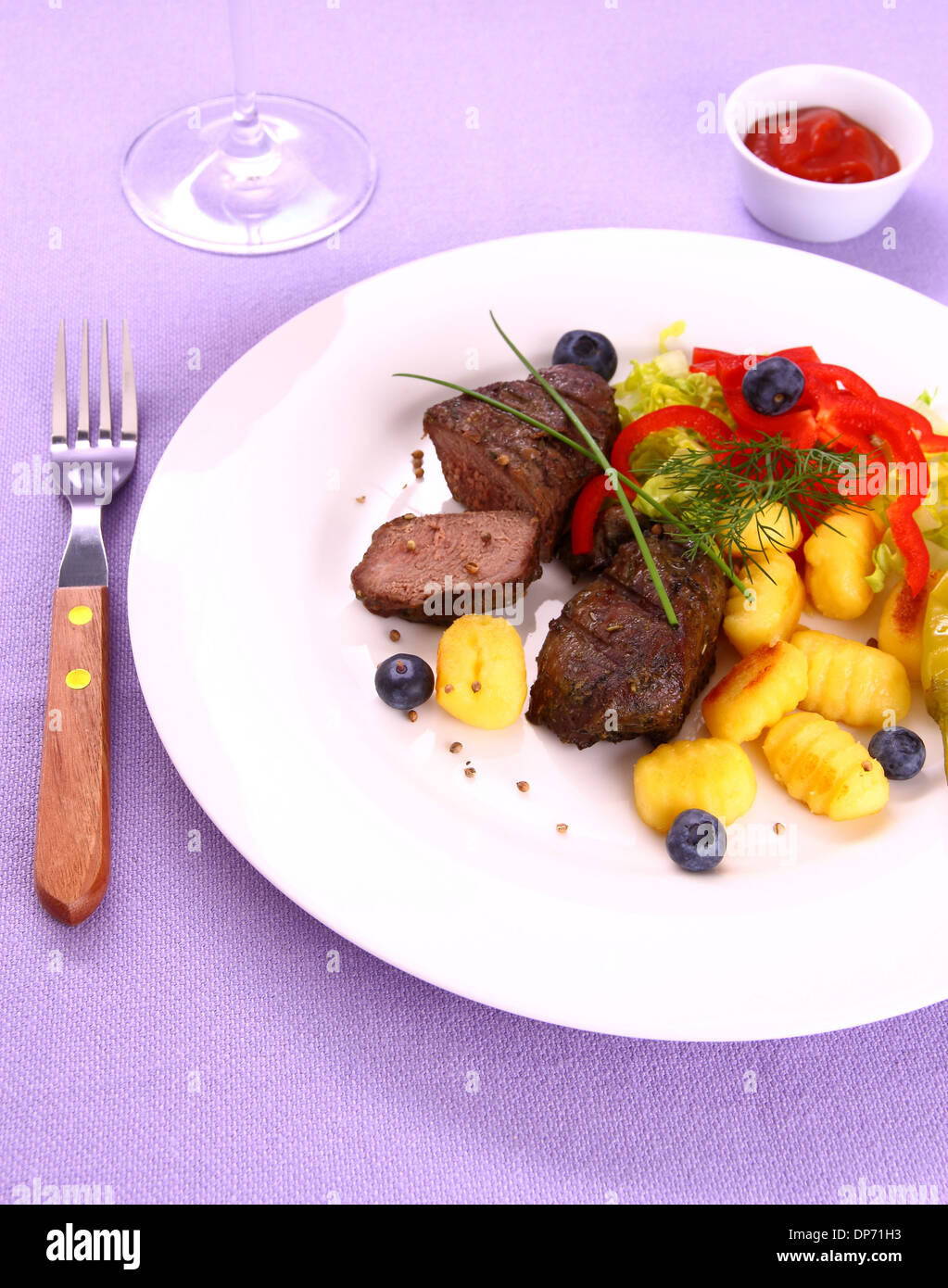 Bistecca di agnello con gli gnocchi, verdure e salsa, vista dall'alto Foto Stock