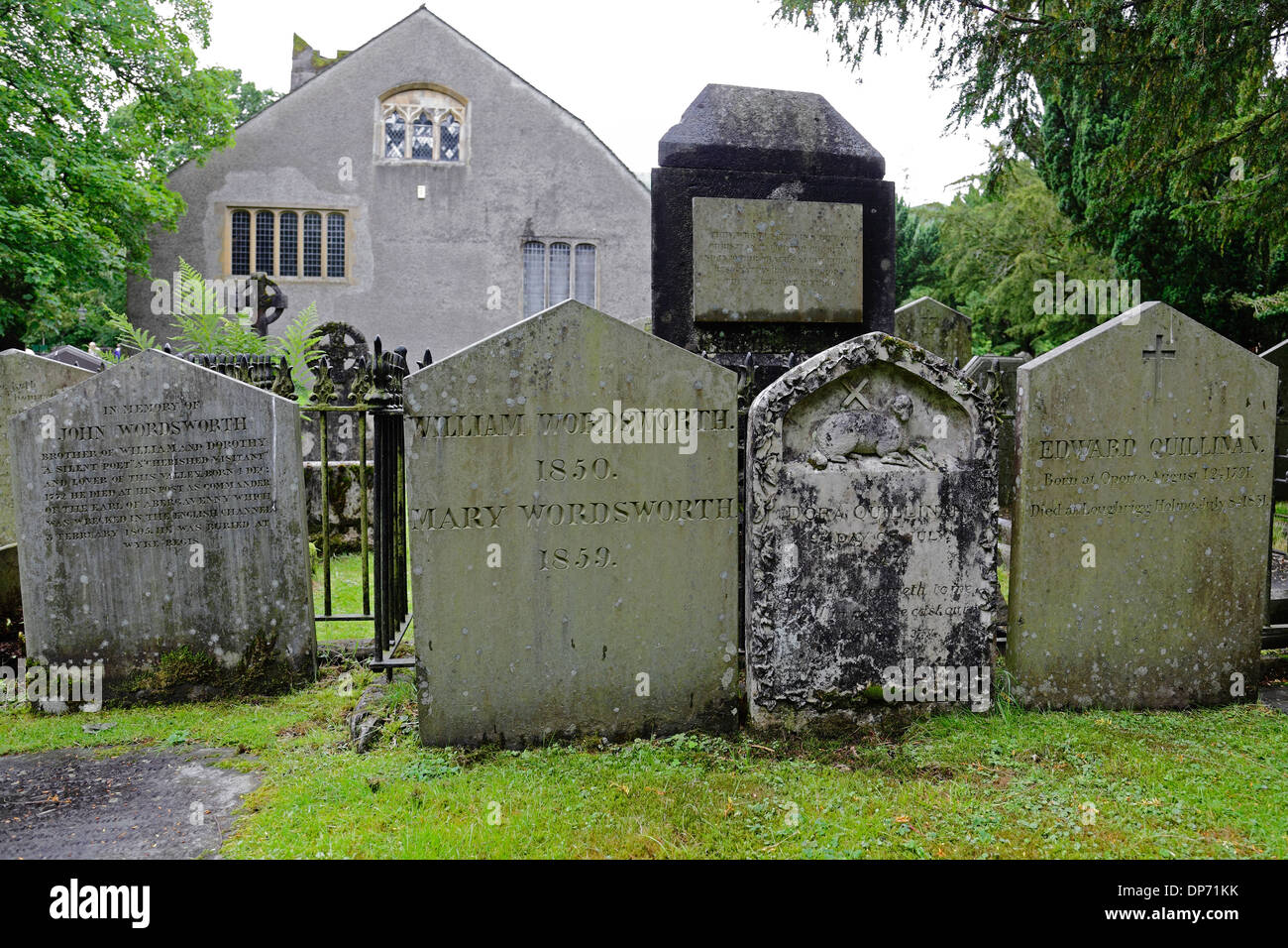 Tombe di John, William e Mary Wordsworth e Dora e Edward Quillinan, St Oswalds Churchyard, Grasmere, Lake District, Cumbria, Inghilterra, Regno Unito Foto Stock