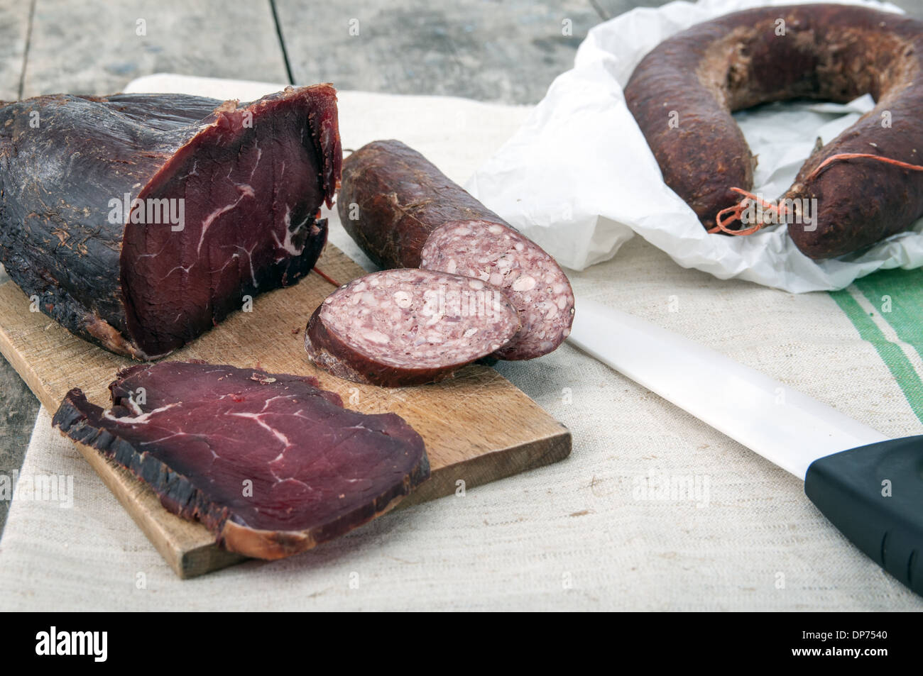 Prodotti naturali fatti in casa di vitello carne essiccata e salsiccia Foto Stock