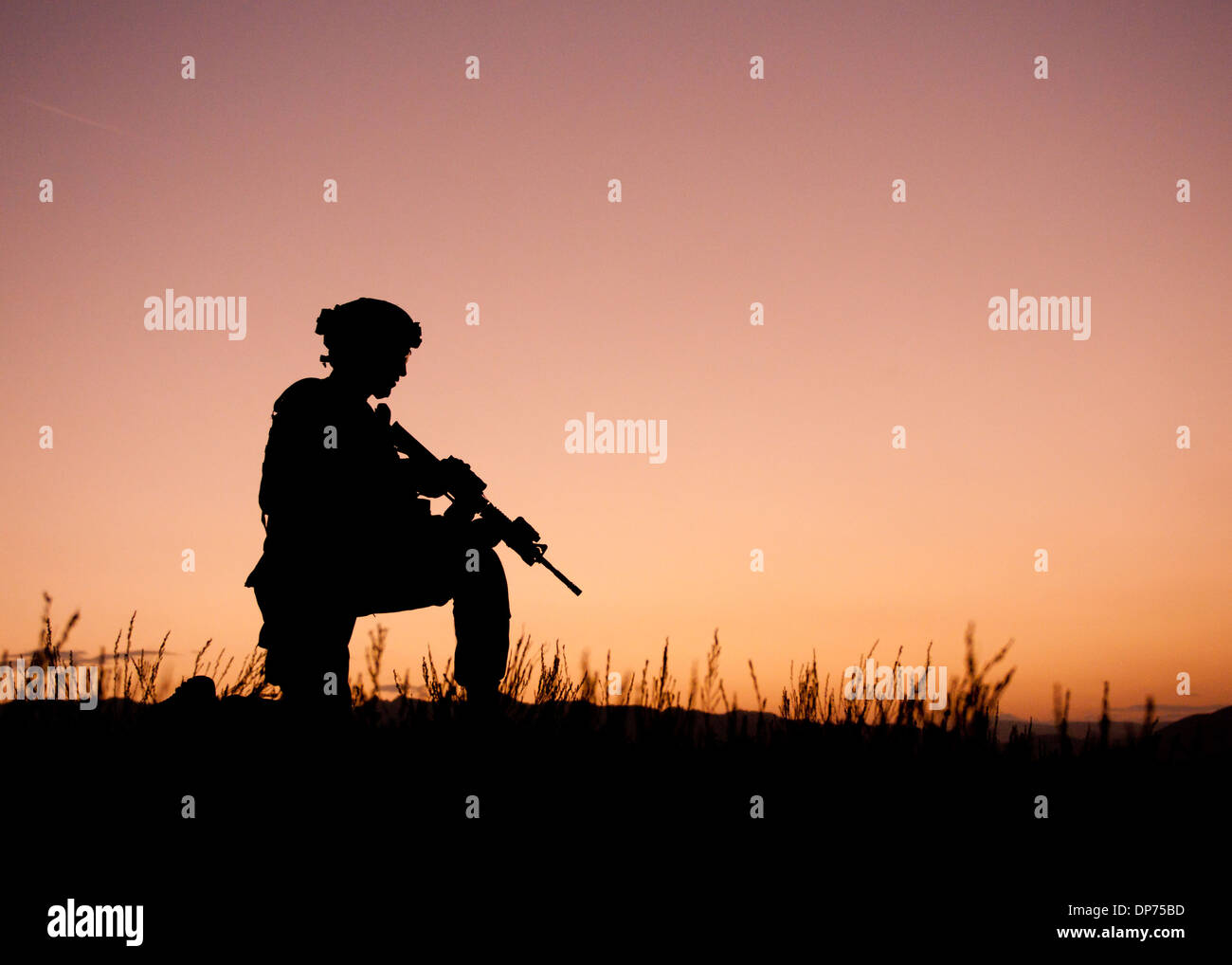 Un US Army soldier si stagliano contro il sole di setting durante una missione Settembre 6, 2011 in Orgun-E Distretto, Provincia Paktika, Afghanistan. Foto Stock