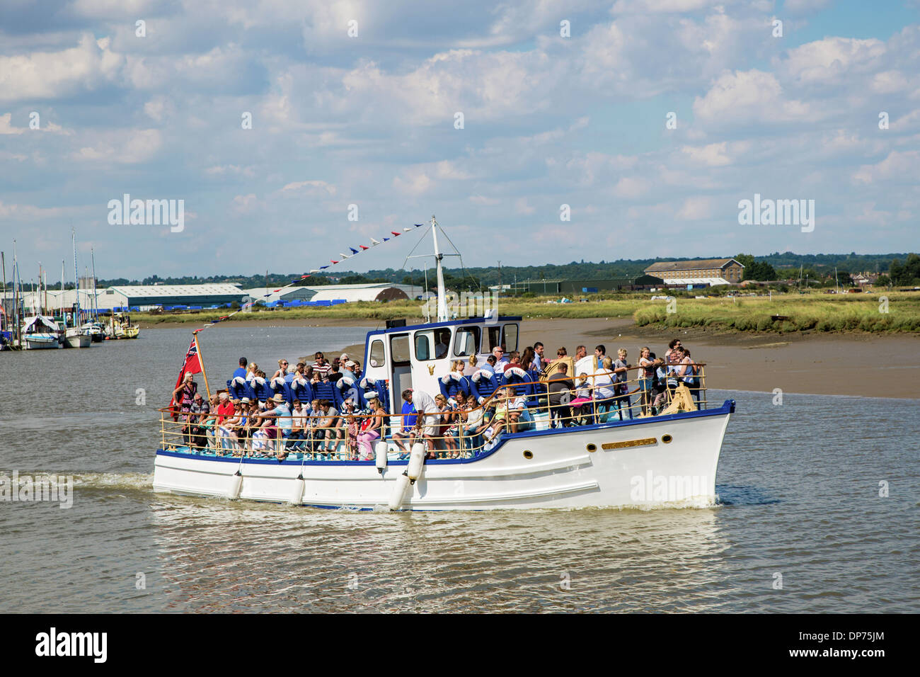 I passeggeri di un piacere barca a Maldon , fiume Blackwater, Essex. Foto Stock