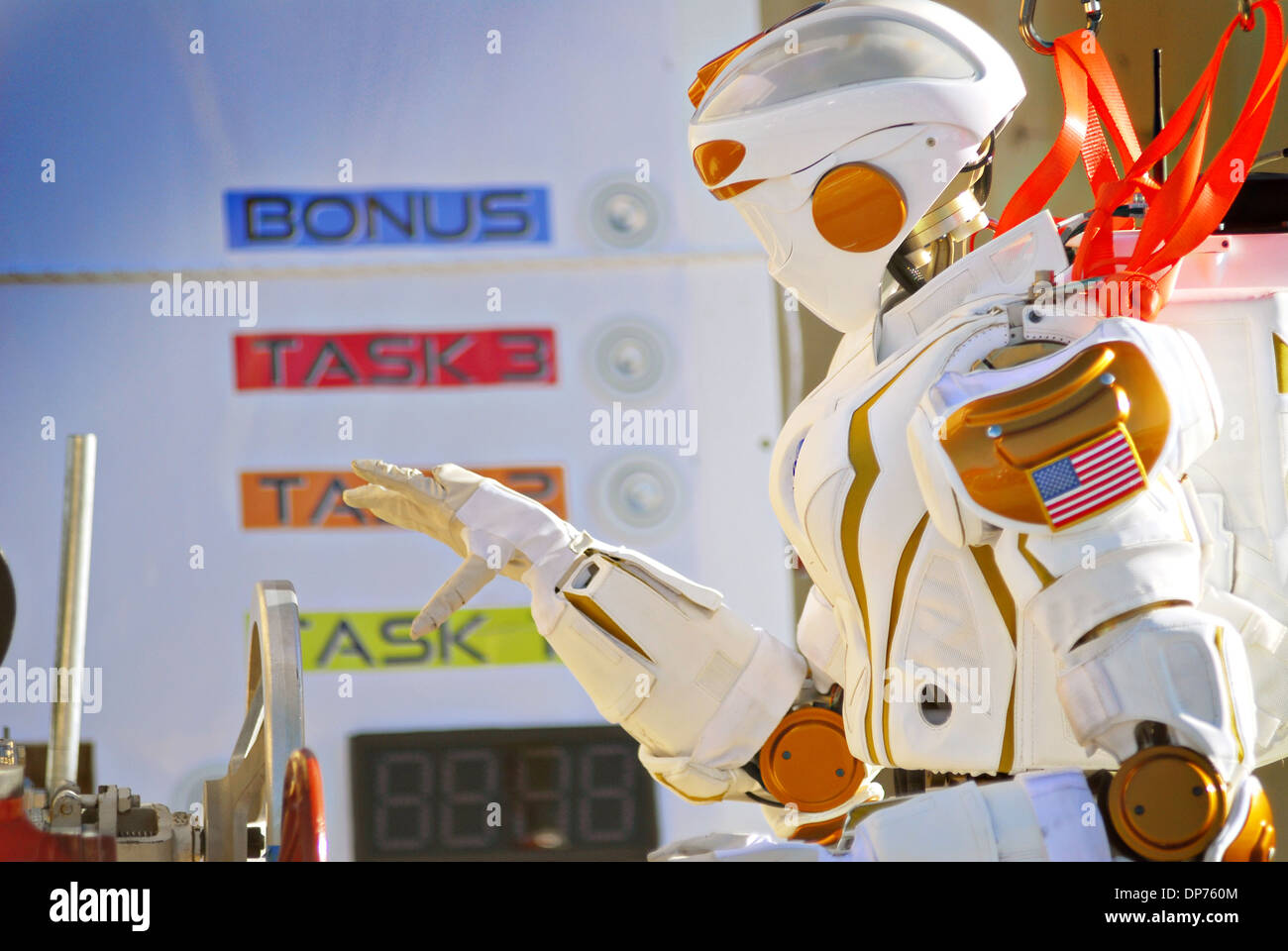 NASA Valkyrie robot umanoide durante il DARPA Rescue Robot Showdown ad Homestead Miami Speedway Dicembre 20, 2013 a Homestead, FL. Il DARPA evento è la sfida ai team di progettazione di robot che sarà condotta umanitaria e aiuto in caso di catastrofe e le operazioni correlate. Foto Stock